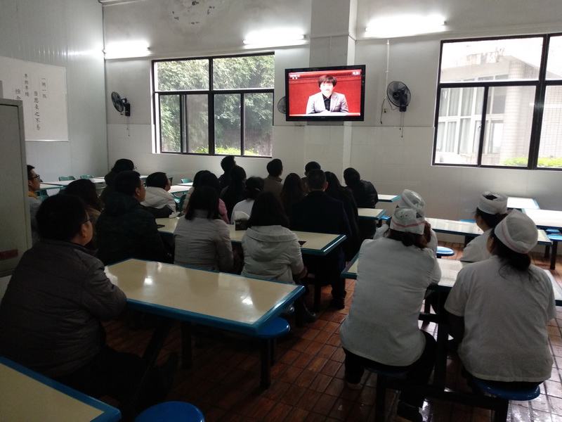 校领导和教职工收看改革开放40周年庆祝大会2 (树人阳光校区)_调整大小.jpg